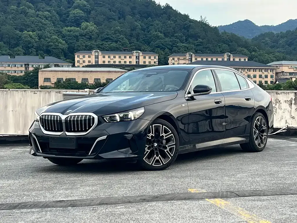 BMW 5 Series — фото 1