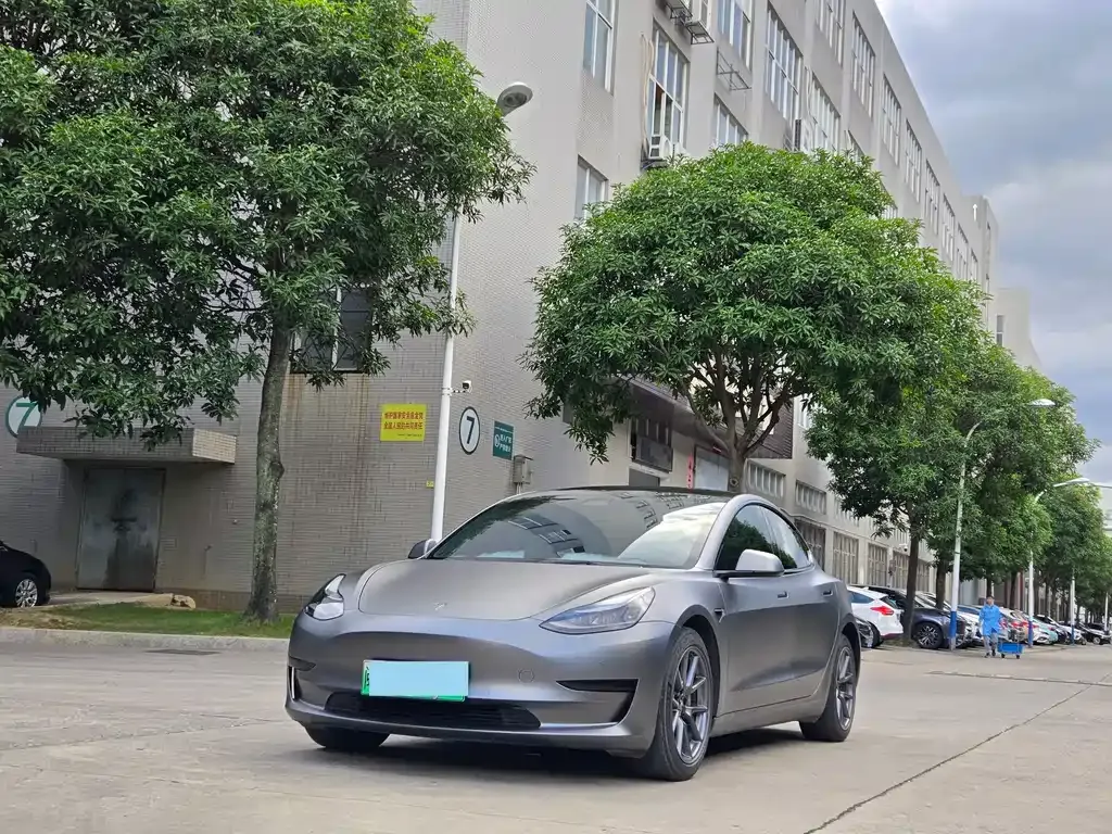 Tesla Model 3 — фото 1