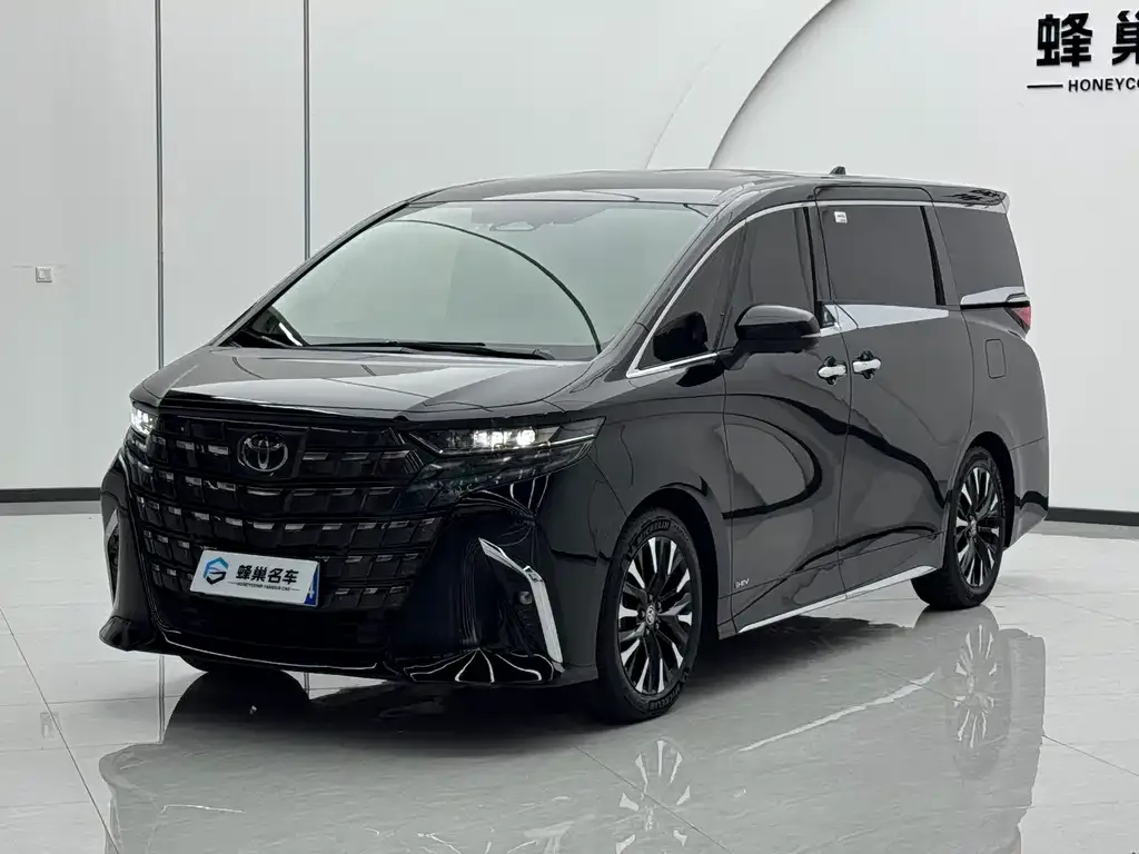 Toyota Alphard — фото 1
