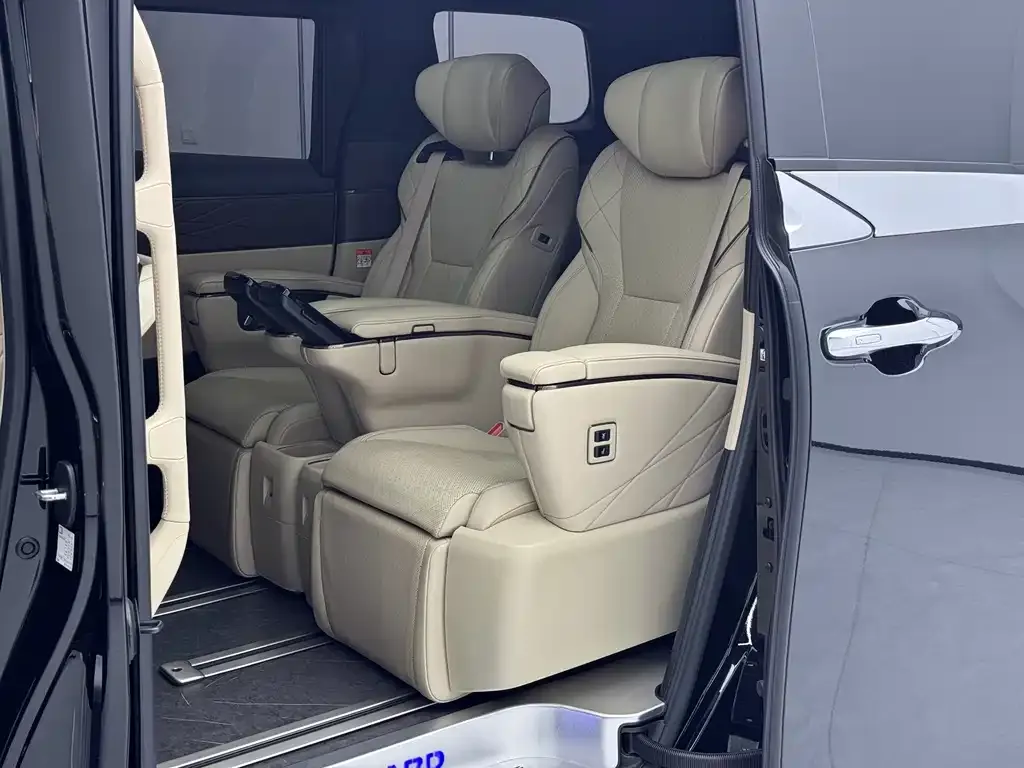 Toyota Alphard — фото 9