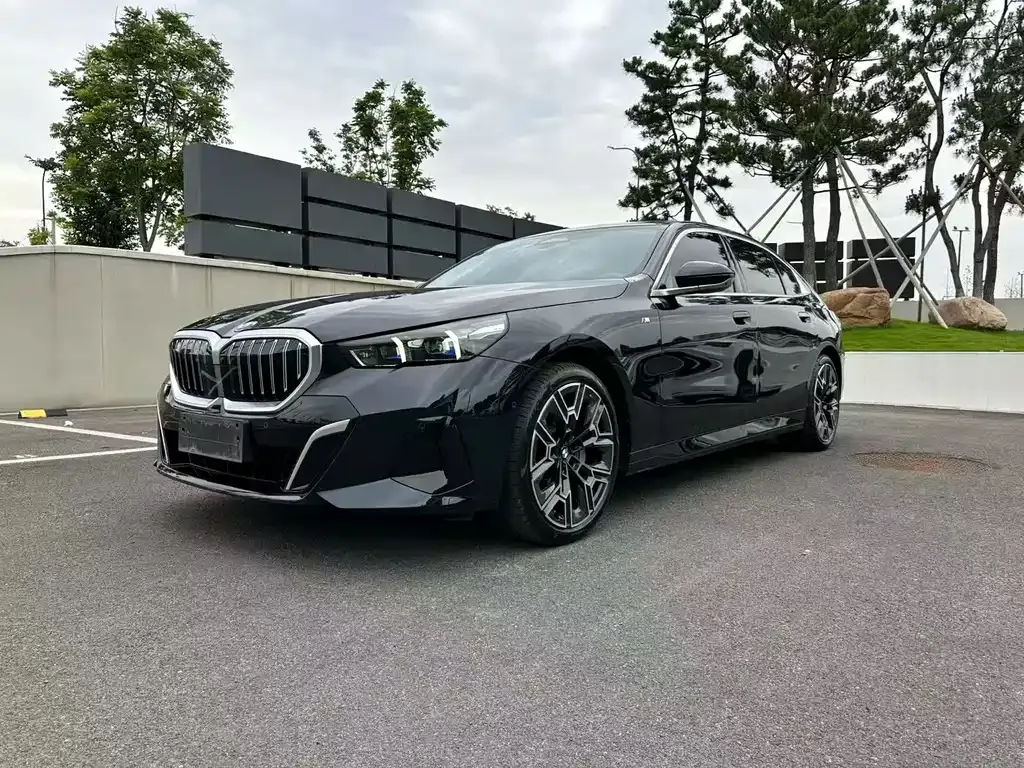 BMW 5 Series — фото 1