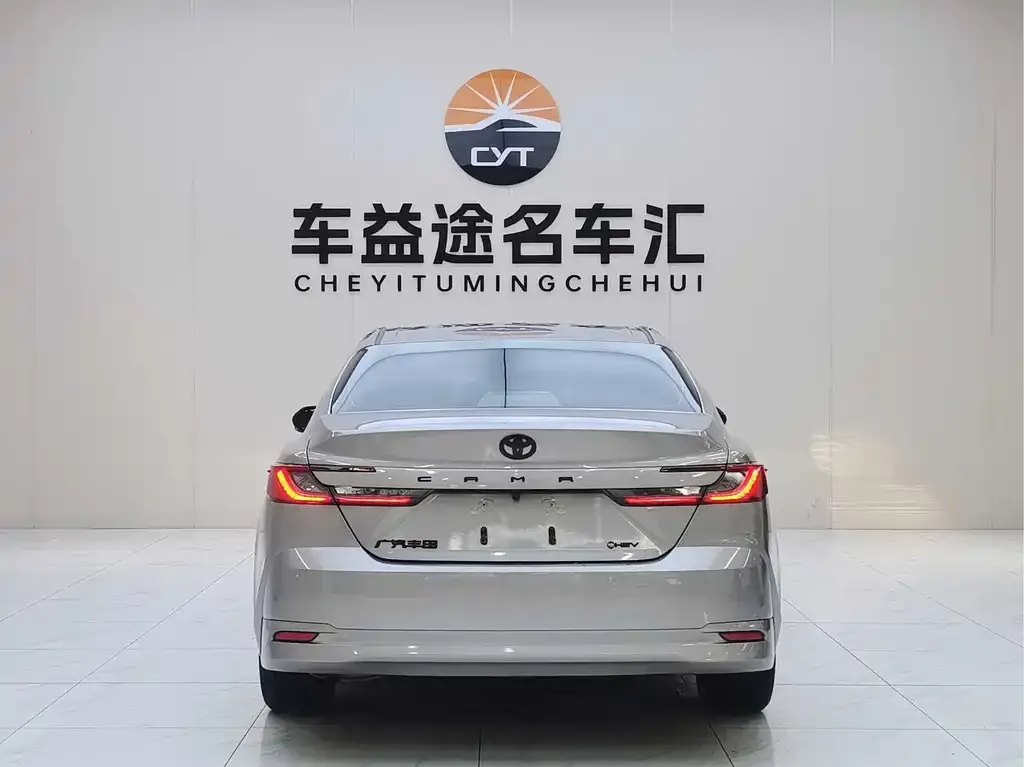 Toyota Camry — фото 2