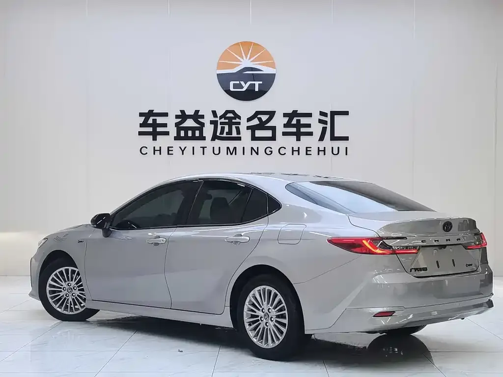 Toyota Camry — фото 6