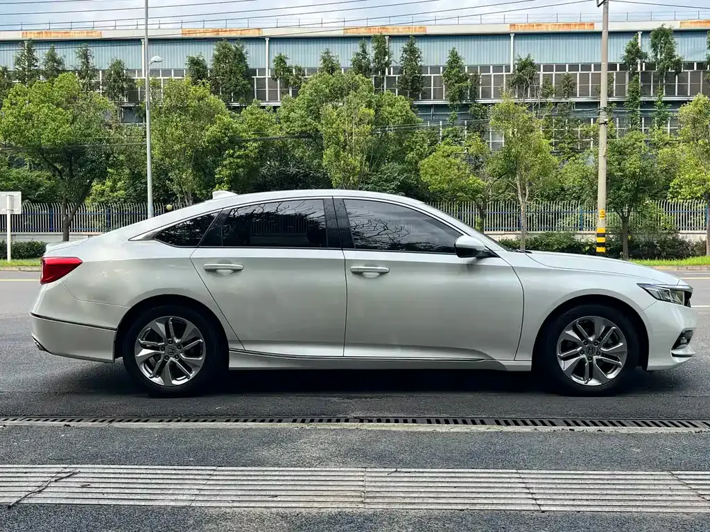 Honda Accord — фото 10