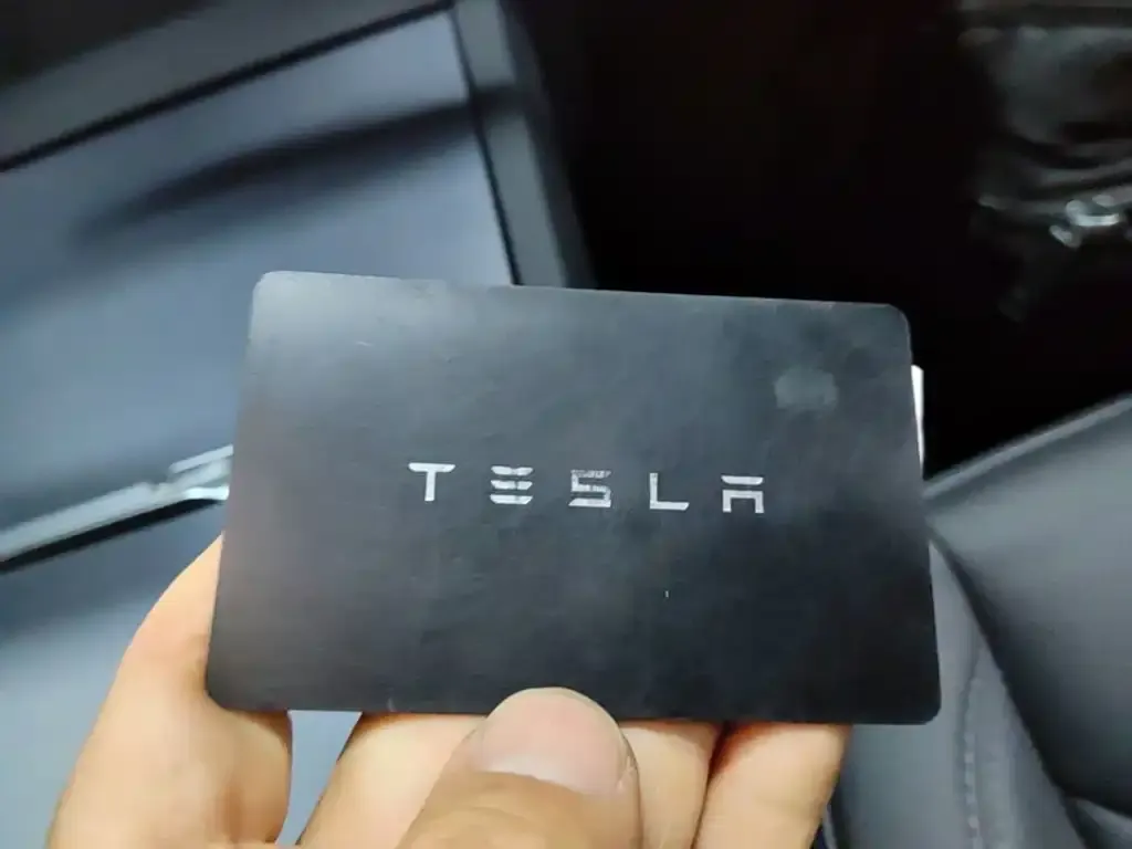 Tesla Model 3 — фото 4