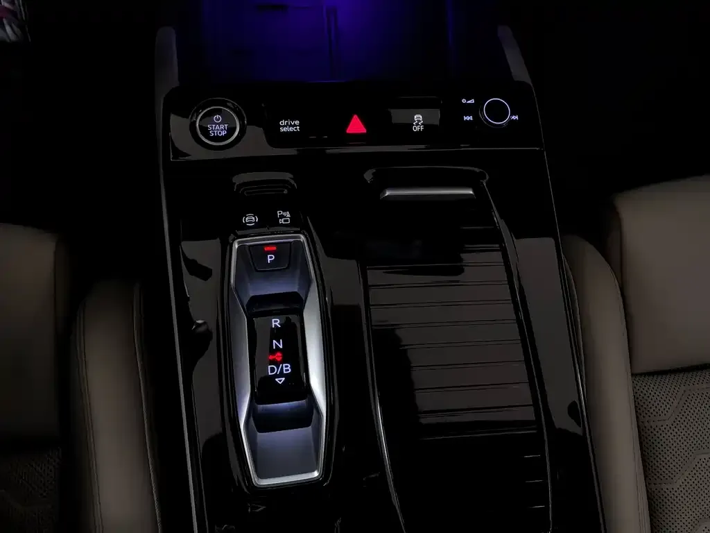 Audi Q6L e-tron — фото 3