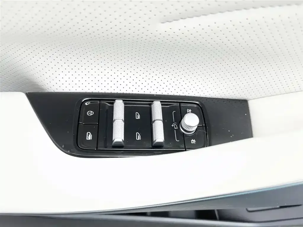 Geely Galaxy E8 — фото 9