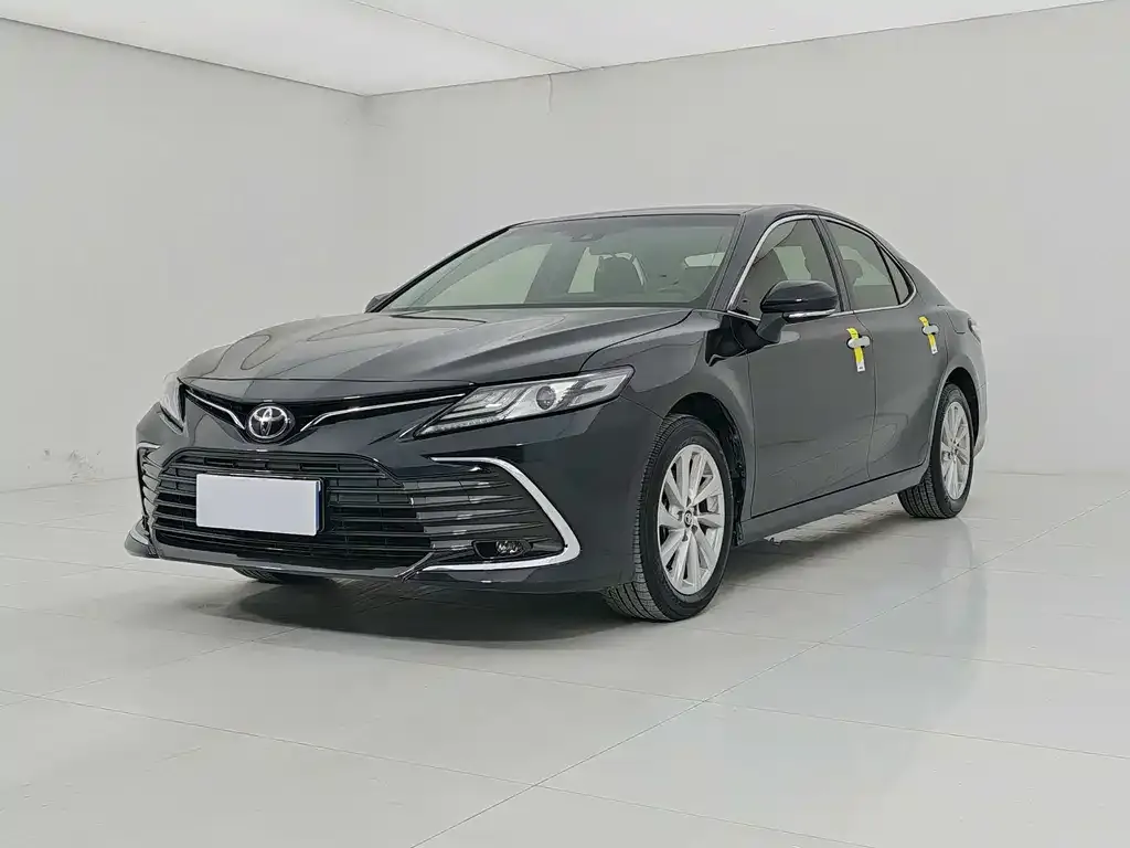 Toyota Camry — фото 1