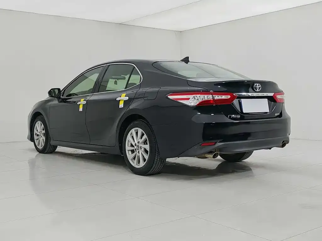 Toyota Camry — фото 5