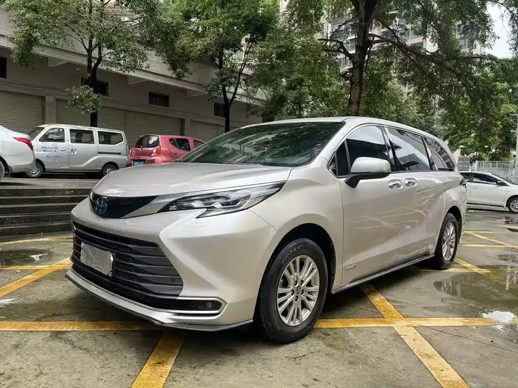 Toyota Sienna — фото 1