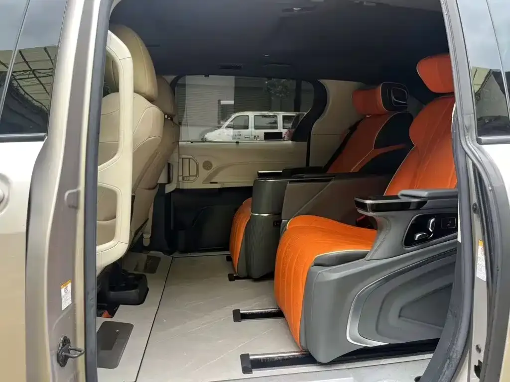Toyota Sienna — фото 2