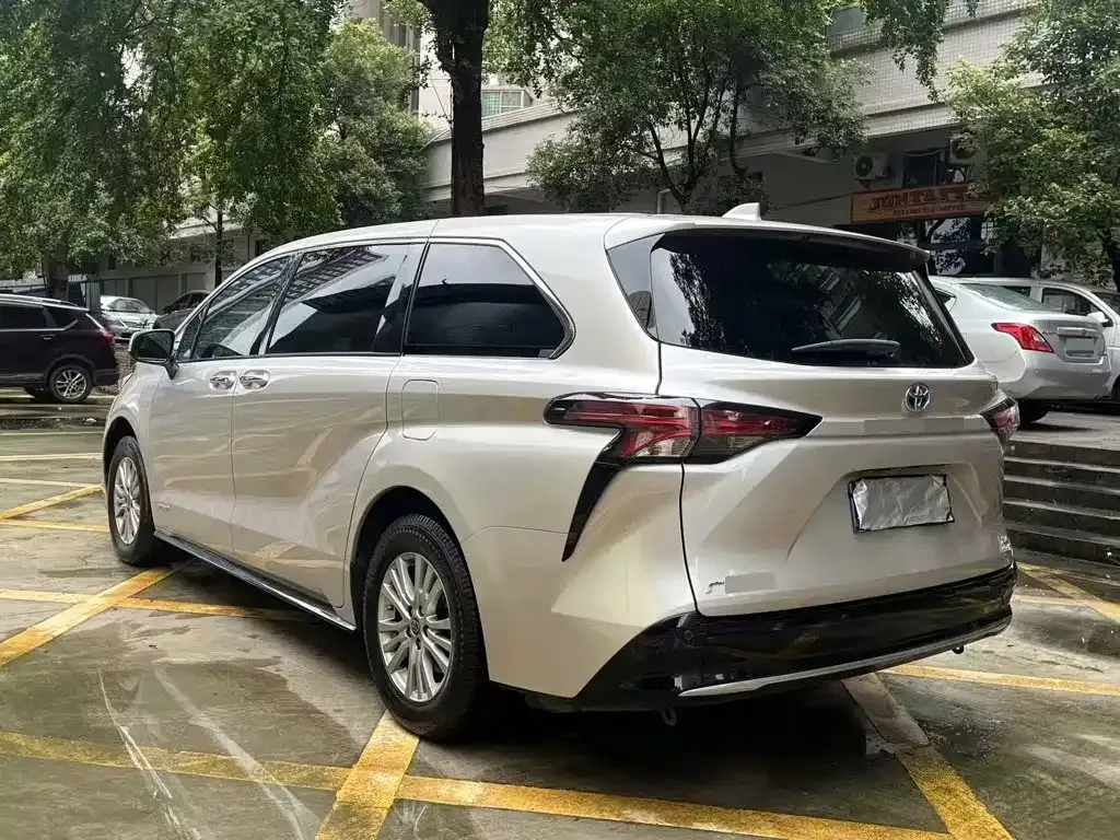 Toyota Sienna — фото 9