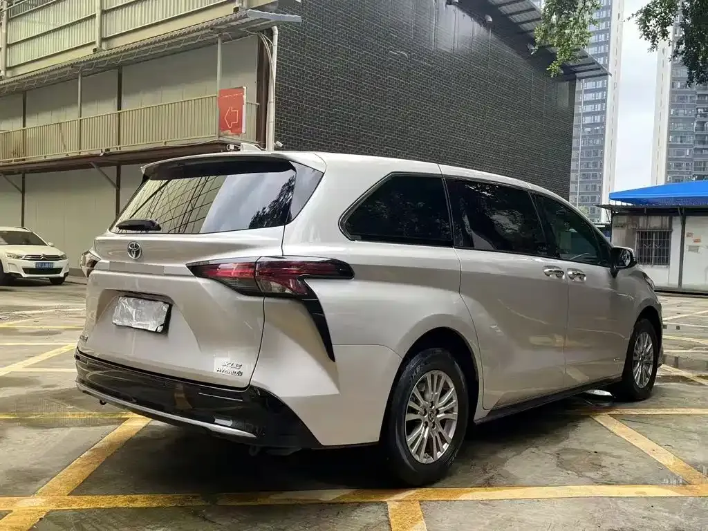 Toyota Sienna — фото 3