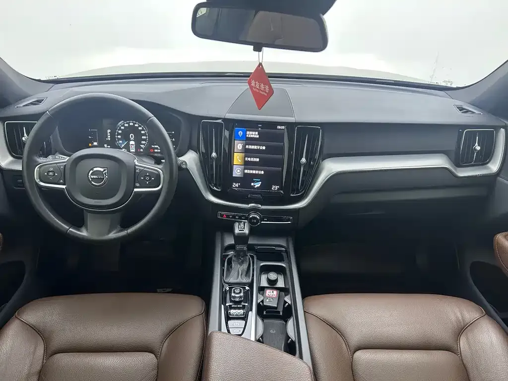 Volvo XC60 — фото 10