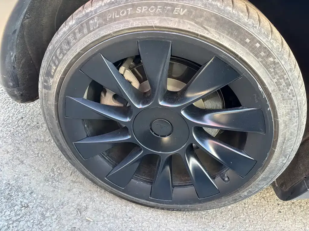 Tesla Model Y — фото 8