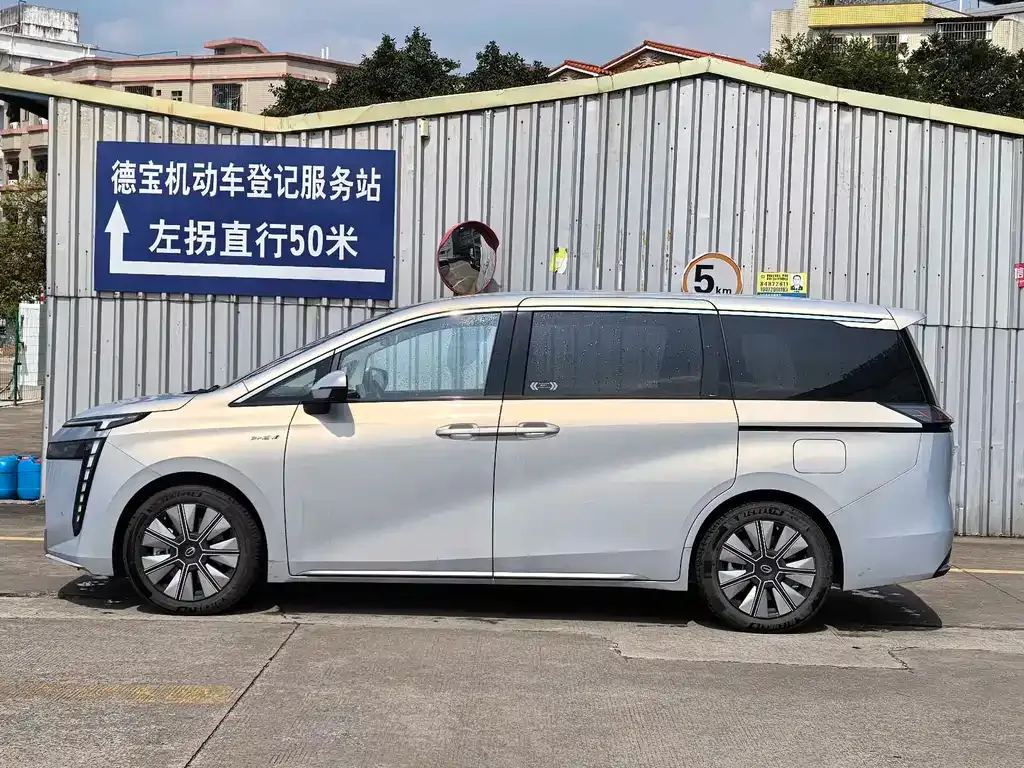 GAC Motor 传祺E8 PHEV — фото 10