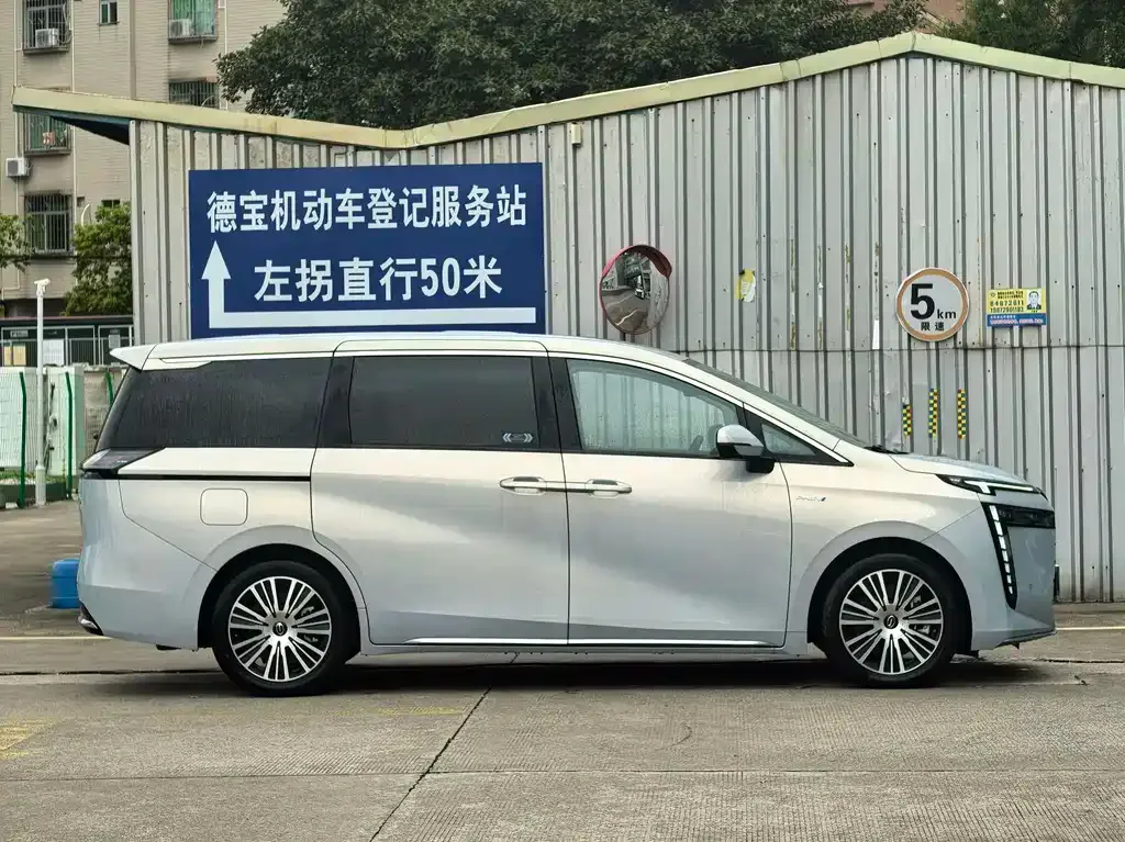 GAC Motor 传祺E8 PHEV — фото 7