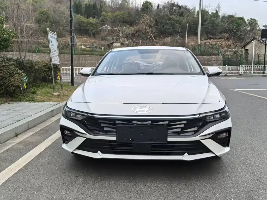 Hyundai Elantra — фото 1