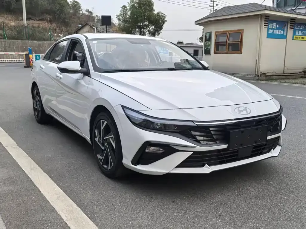 Hyundai Elantra — фото 3