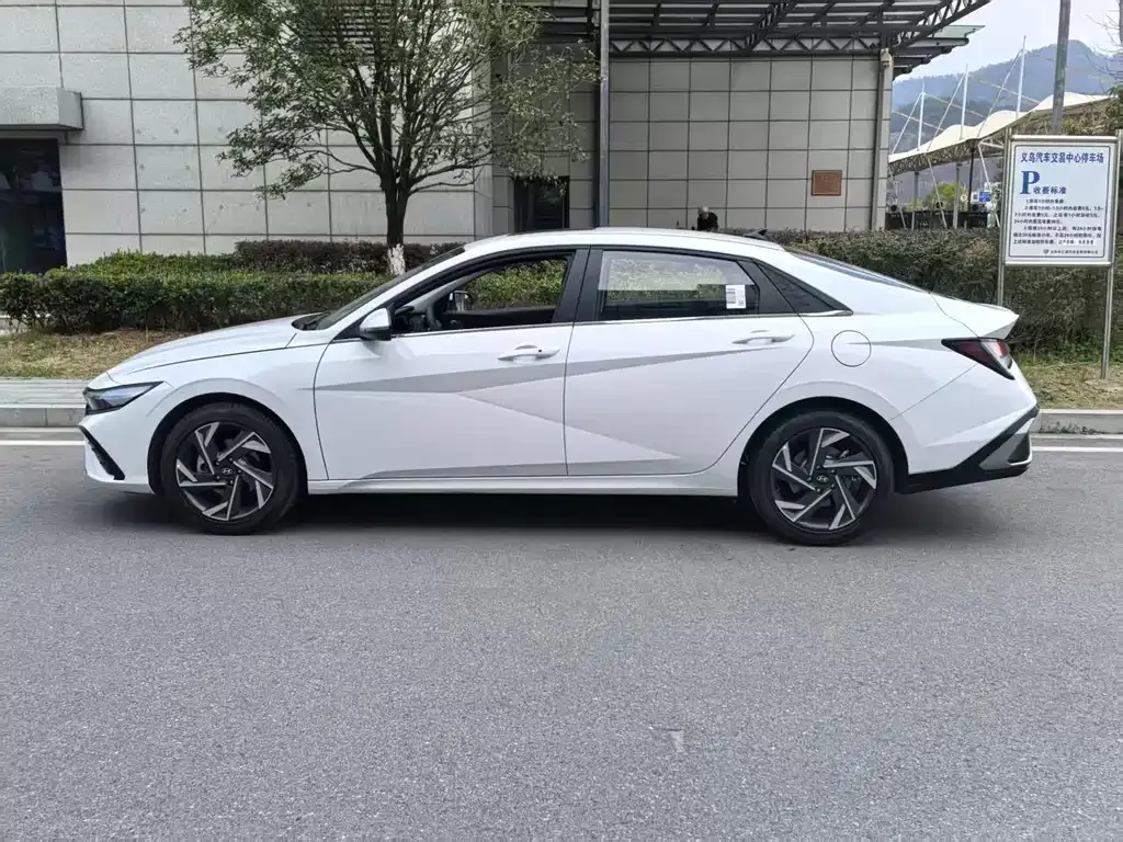 Hyundai Elantra — фото 9