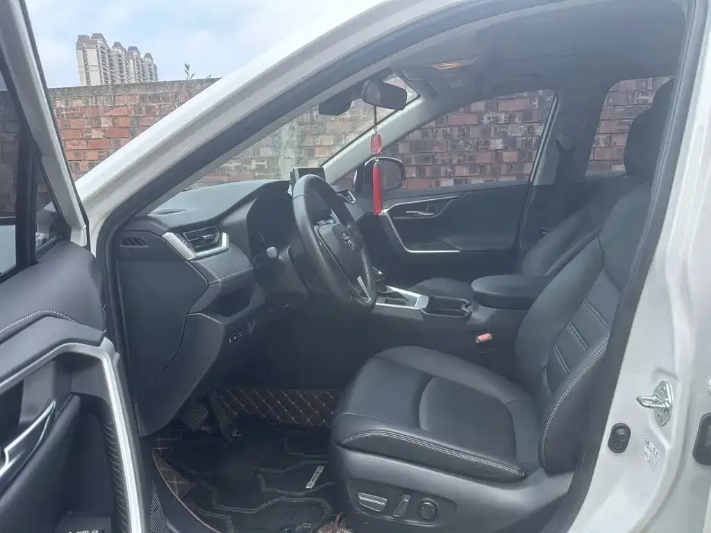 Toyota RAV4 — фото 4