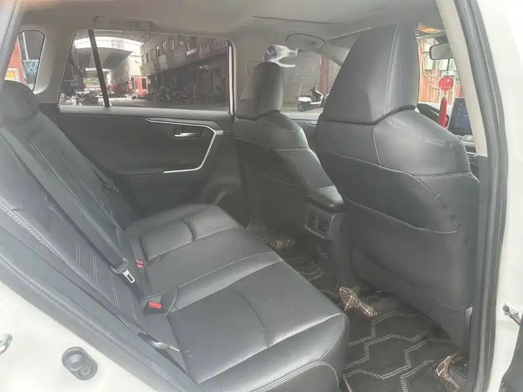 Toyota RAV4 — фото 10
