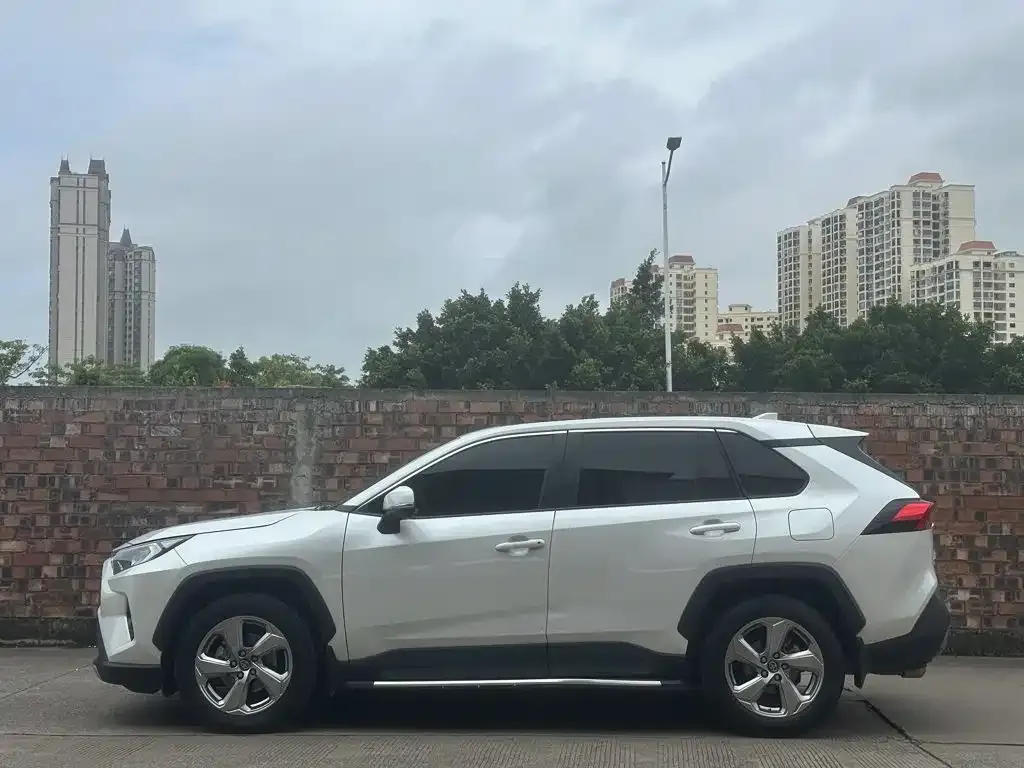 Toyota RAV4 — фото 6