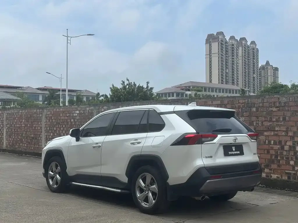Toyota RAV4 — фото 5