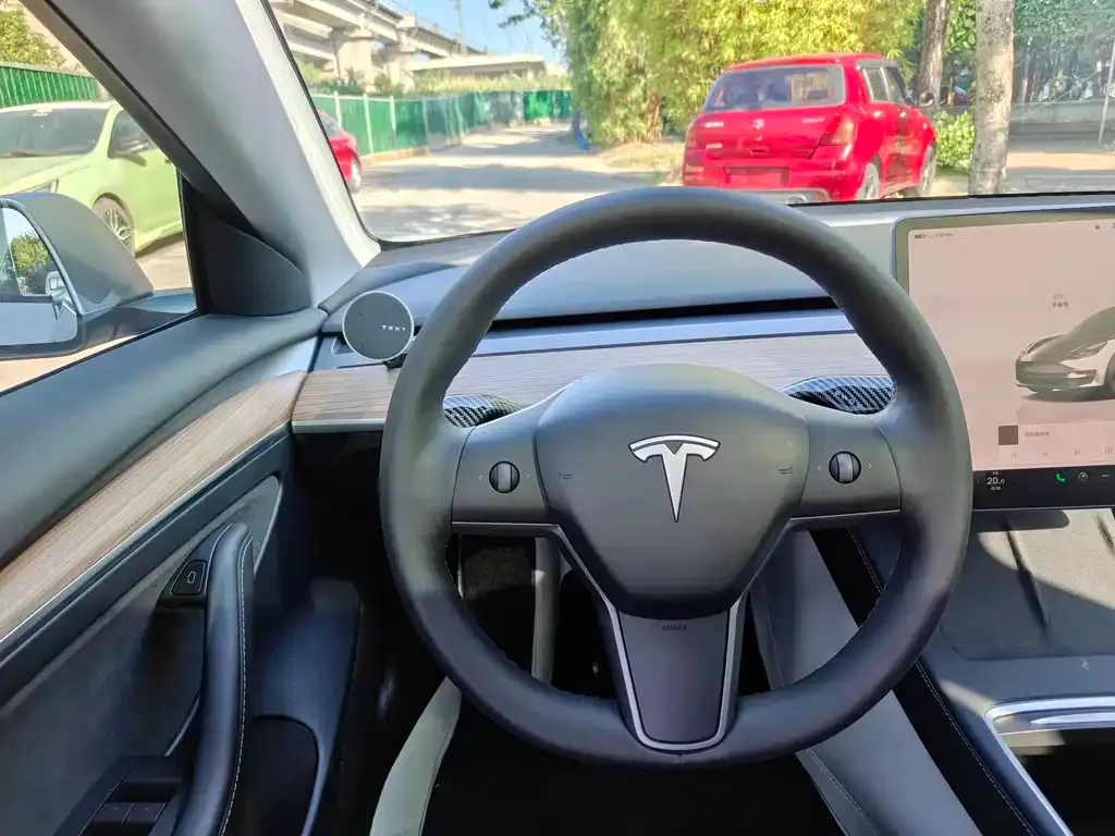 Tesla Model 3 — фото 2