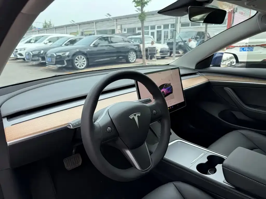 Tesla Model 3 — фото 10