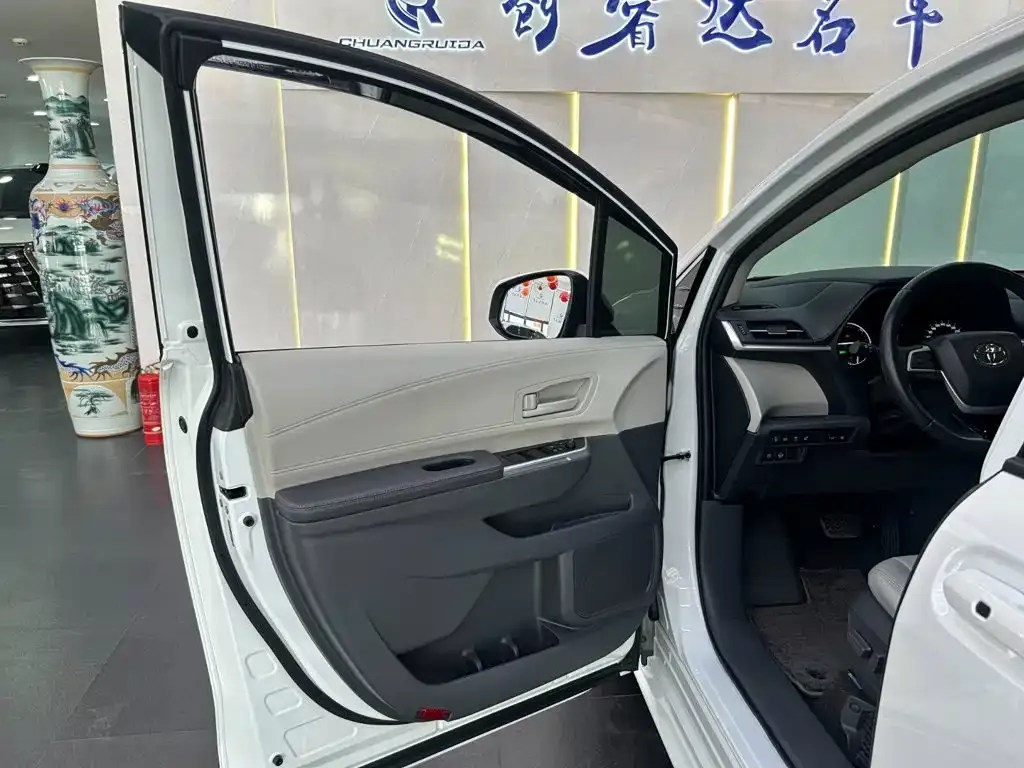 Toyota Sienna — фото 4