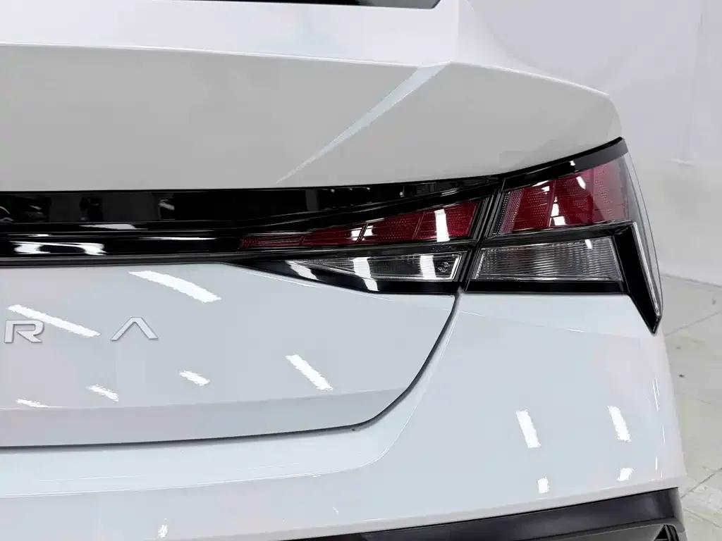 Hyundai Elantra — фото 2