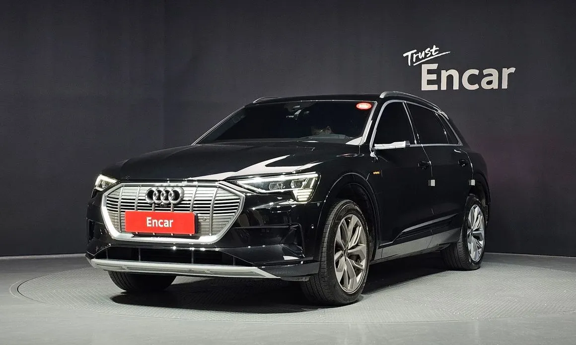 Audi e-tron — фото 1
