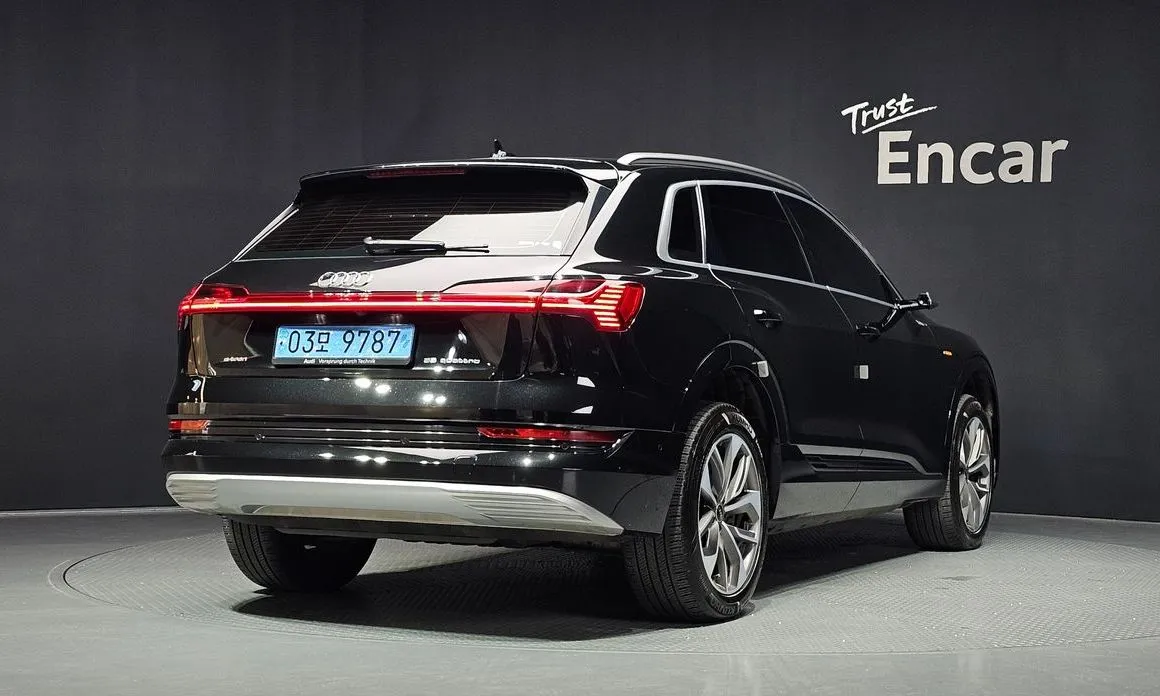 Audi e-tron — фото 3