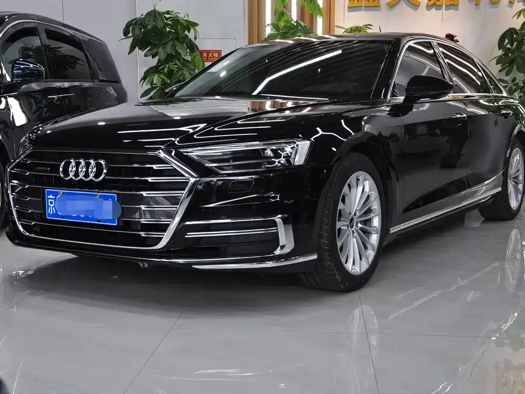 Audi A8 — фото 1