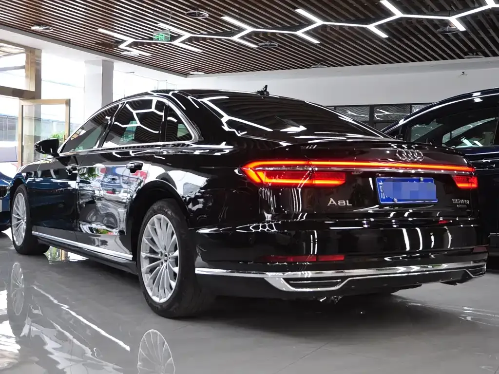 Audi A8 — фото 7