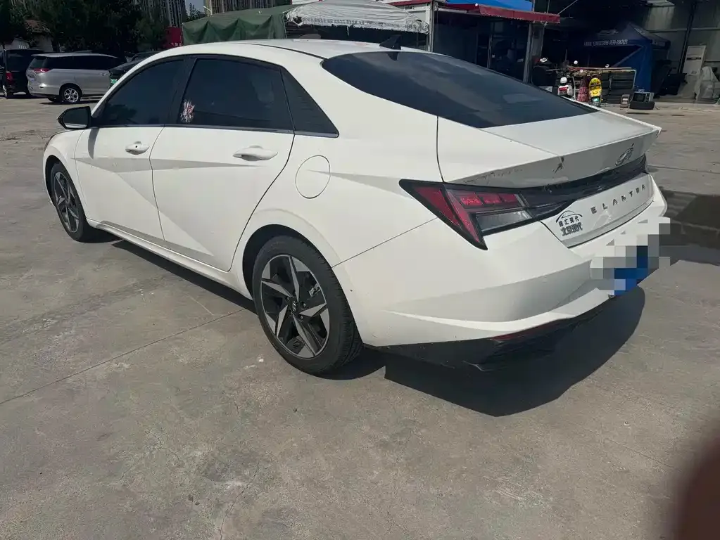 Hyundai Elantra — фото 10