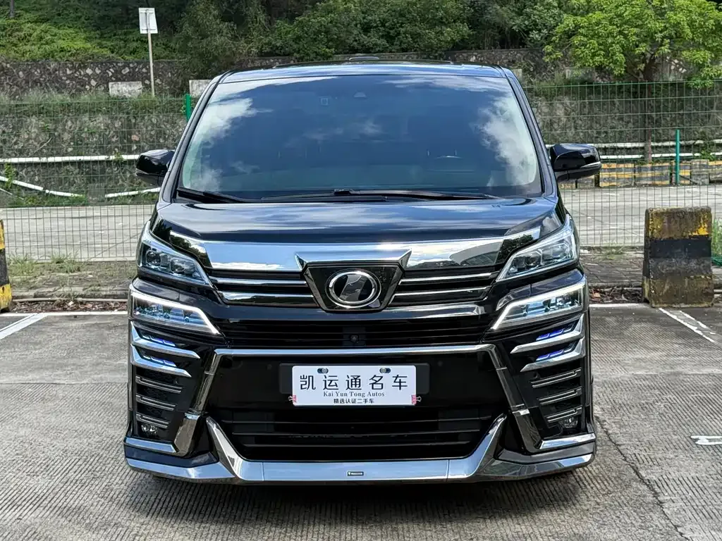 Toyota Vellfire — фото 1