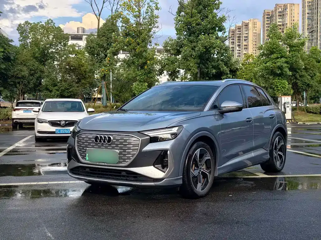 Audi Q4 e-tron — фото 1