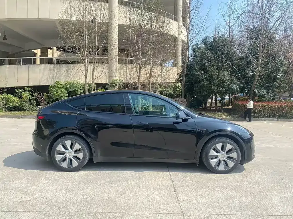 Tesla Model Y — фото 9