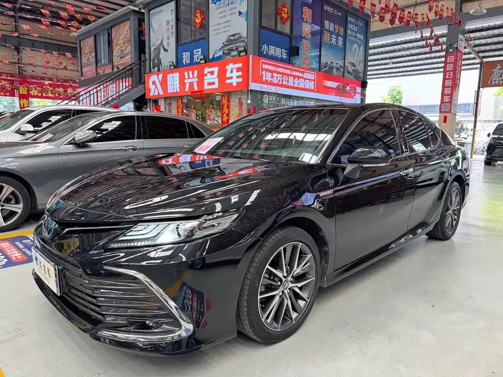 Toyota Camry — фото 1
