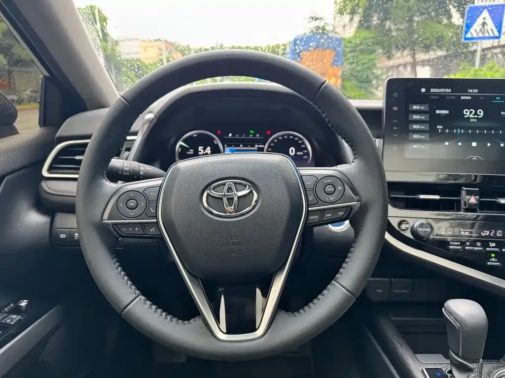 Toyota Camry — фото 2