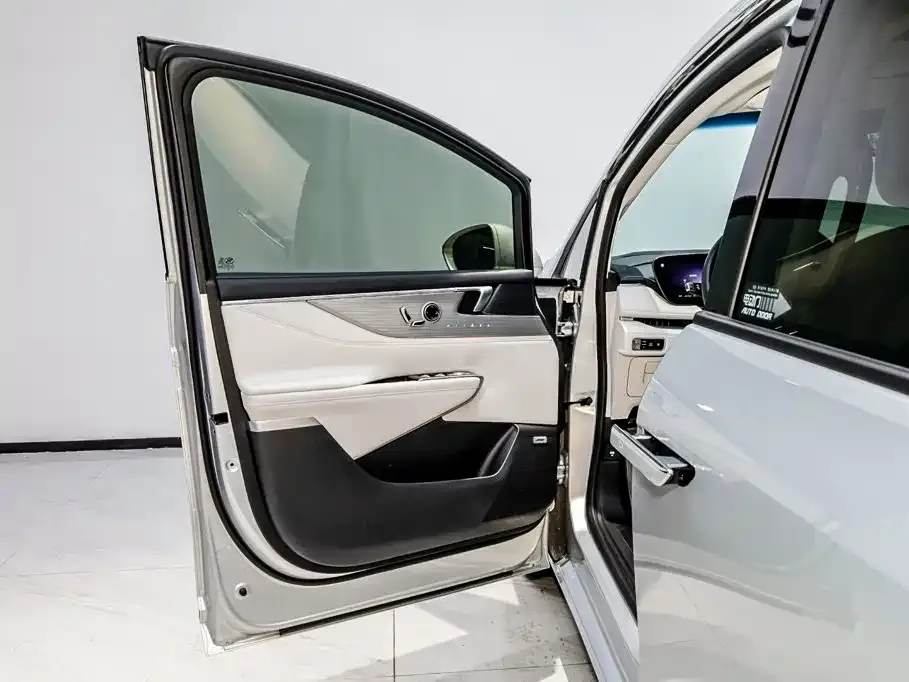 Buick GL8 Hybrid — фото 10