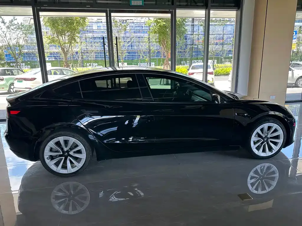 Tesla Model 3 — фото 10