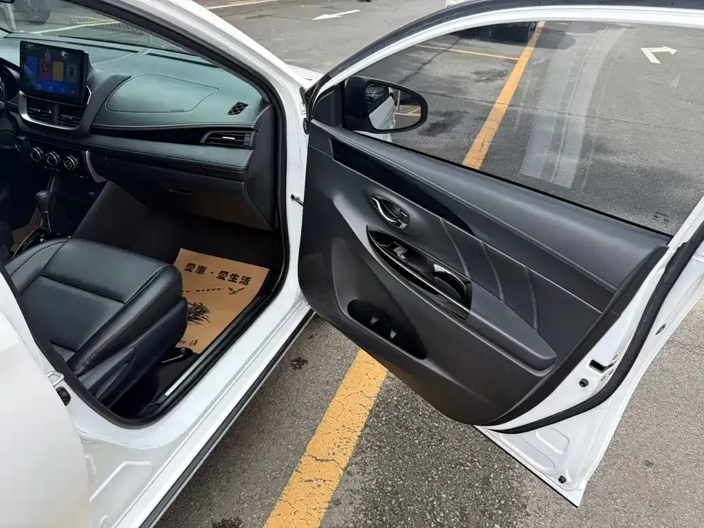 Toyota Yaris L — фото 9