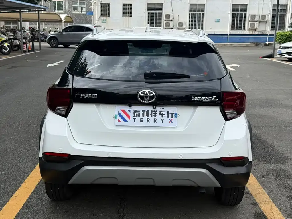 Toyota Yaris L — фото 3