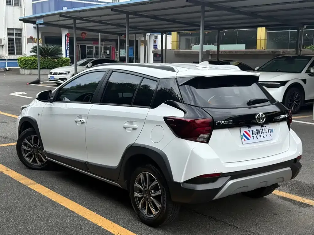 Toyota Yaris L — фото 10