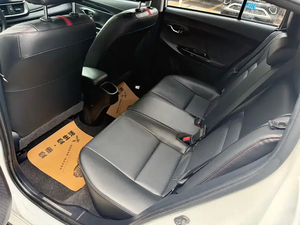 Toyota Yaris L — фото 4