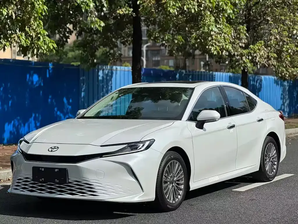Toyota Camry — фото 1