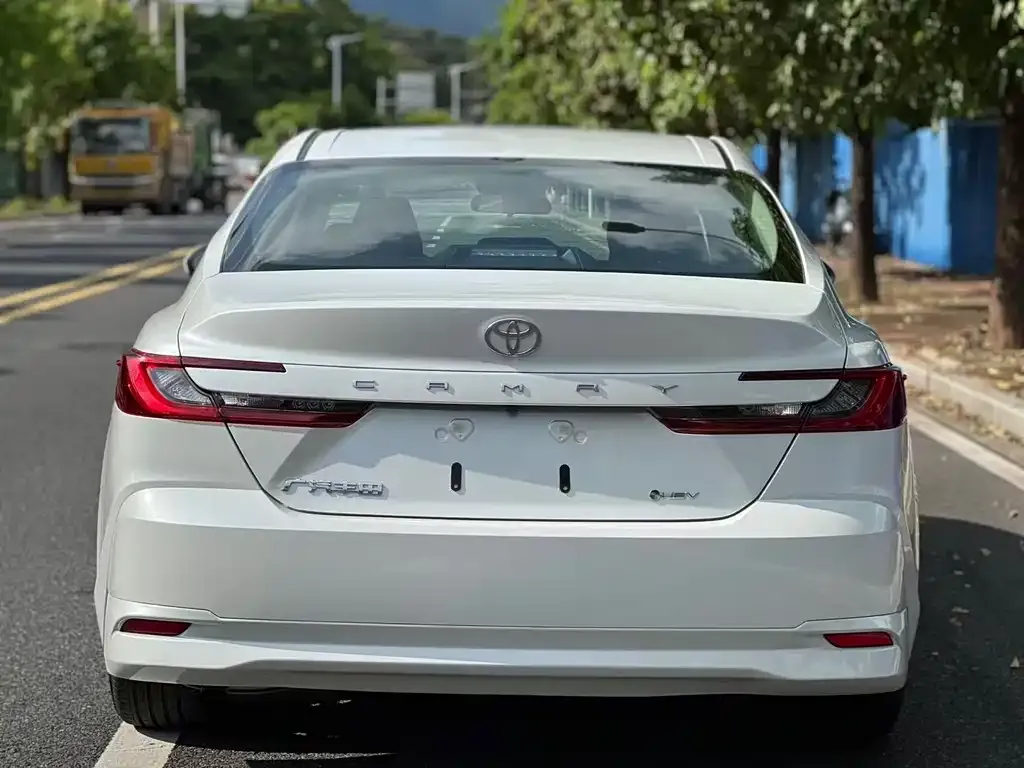 Toyota Camry — фото 9